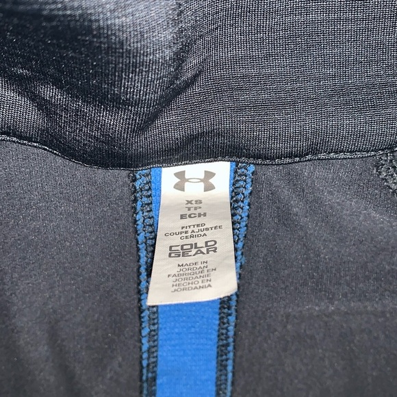 Under Armour Cold Gear.  Size XS.  Long sleeve. 1/2 length zip pull over. - Picture 3 of 5